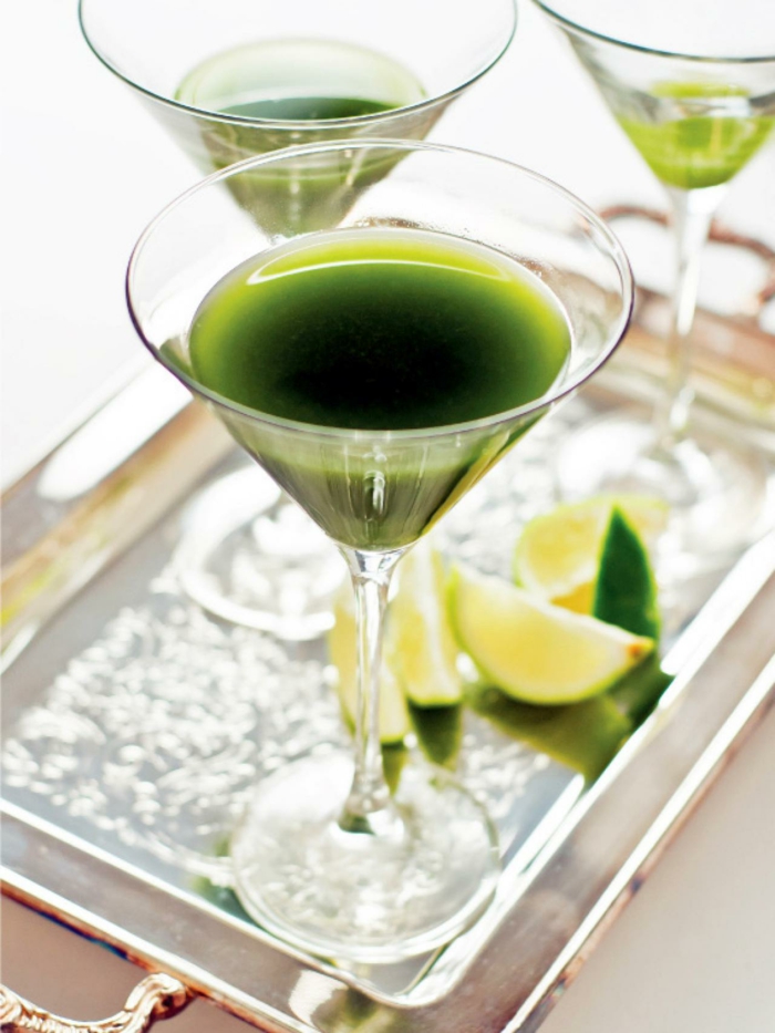 bio-nutrition-matcha-thé vert cocktail Gruen-avec-matcha-citron-sucre sur la table