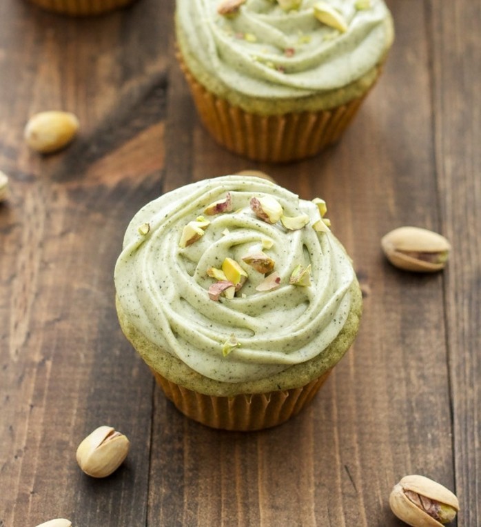 bio-táplálkozás-Matcha zöld tea-muffin díszítik-ük-recept-és-deco-pisztácia