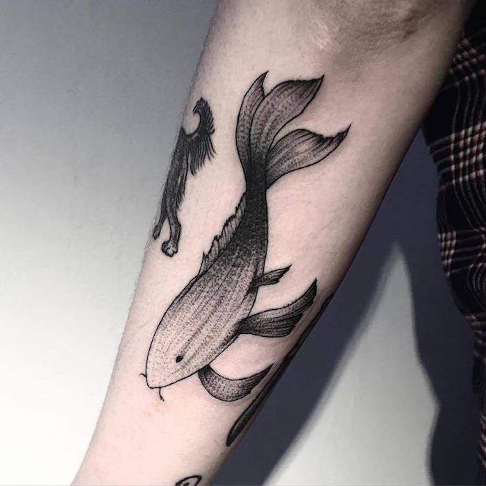 риба с три краища доста странна оригинална форма на черна татуировка за работа
