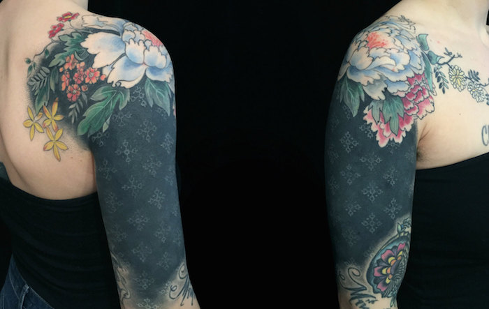 Fekete munka tetoválás akvarell tetoválással kombinálva geometrikus mintával