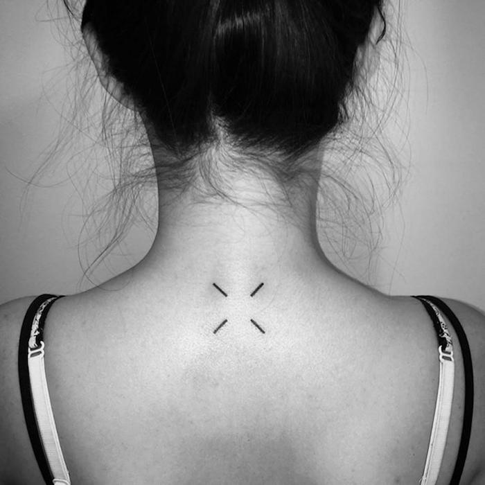 четири линии във формата на татуировка татуировка татуировка геометрични на гърба