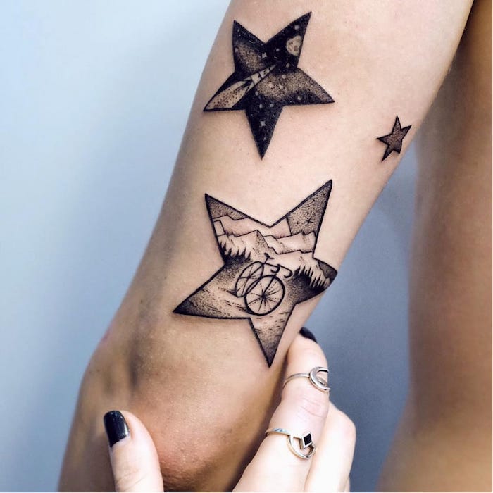 Un tatoueur artiste tatoueur est le véritable artiste - les étoiles avec des images - styles de tatouage