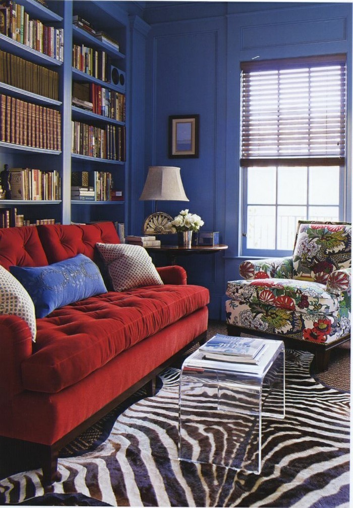 синя рамка спалня колоритен стол Стилен диван в червено