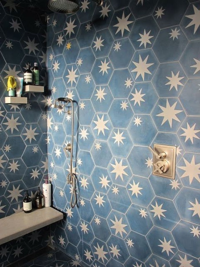 azul azulejos del cuarto de baño-con-hexágono forma de estrella