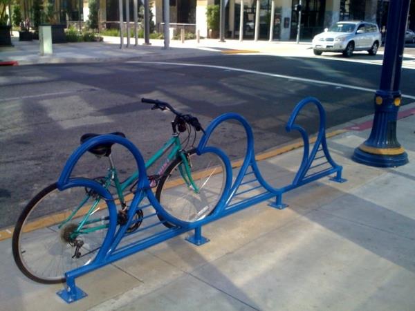plavo bicikle stand-off metala