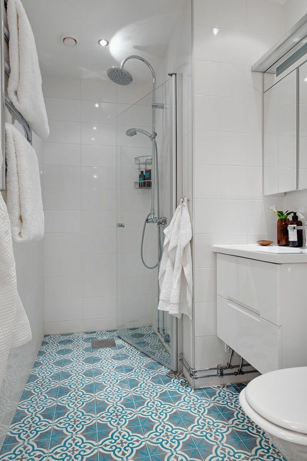 azulejo azul con diseño marroquí en el baño
