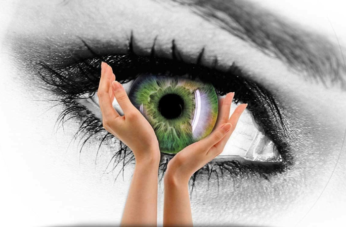smeđe zelene oči što znači zelenu oči oko očiju čineći dvije ruke drže oko