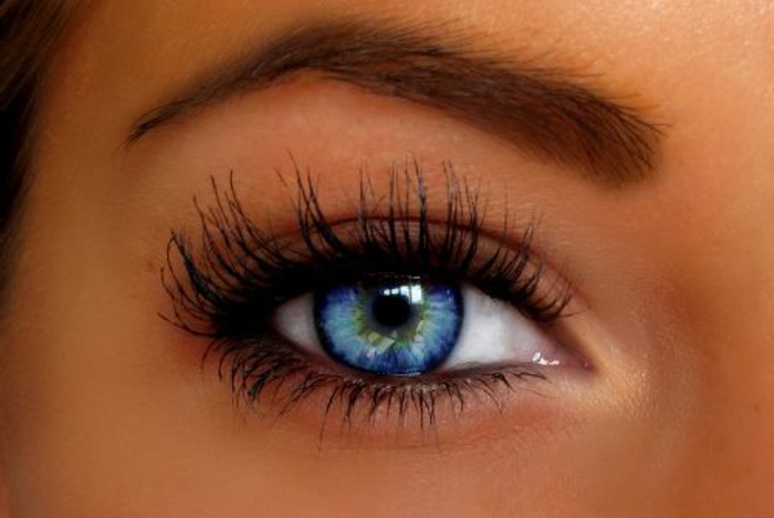 زرقاء العينين يؤكد الرموش الطويلة