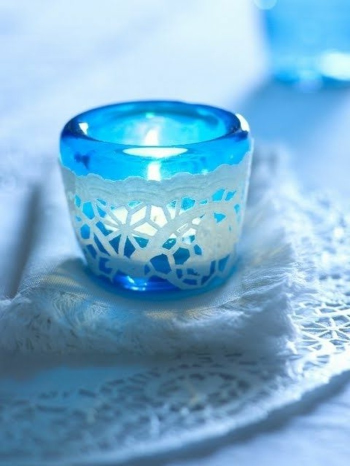 شمعة زرقاء صورة مع الثلج