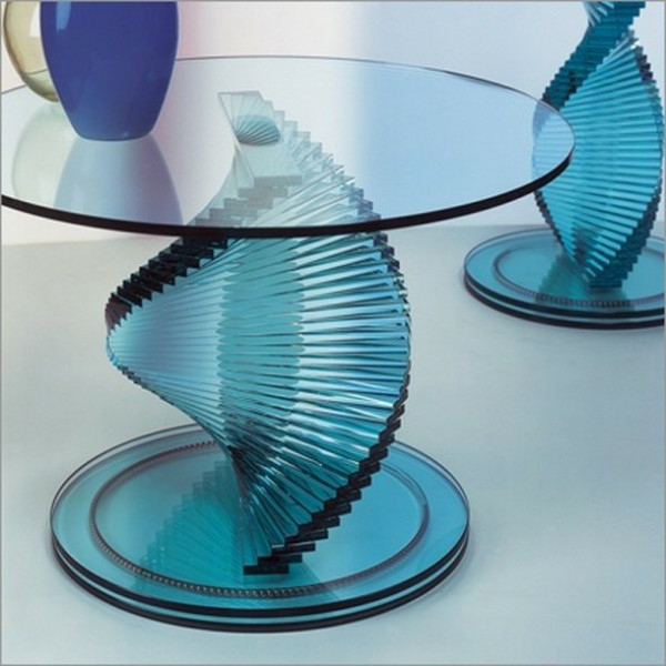 kék designer üvegasztal - érdekes lábak