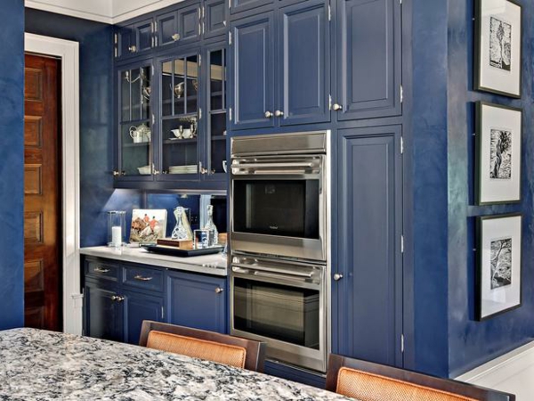 Dizajn kuhinje u tamno plavom