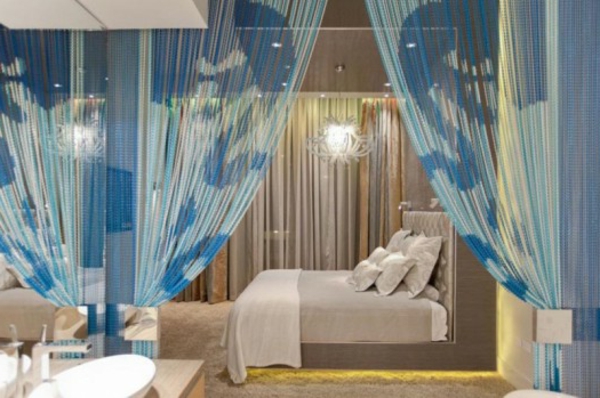 Zavjesa plavo-u-transparentan spavaćoj sobi