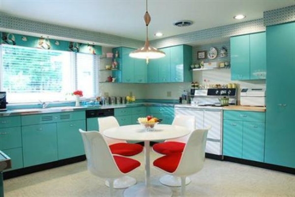 синя кухня с червена украса за възглавница на стола