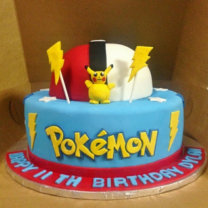 gâteau d'anniversaire pokemon - voici une idée pour une tarte pokemon bleue avec des éclairs jaunes et une créature pokemon jaune et une grosse pokeball rouge