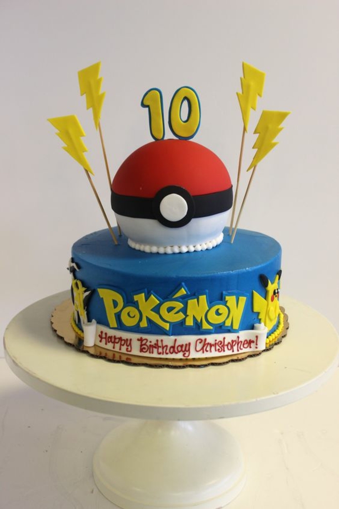 Otra gran idea para una gran tarta de pokemon azul con una pokebola roja, titulares amarillos, flashes amarillos