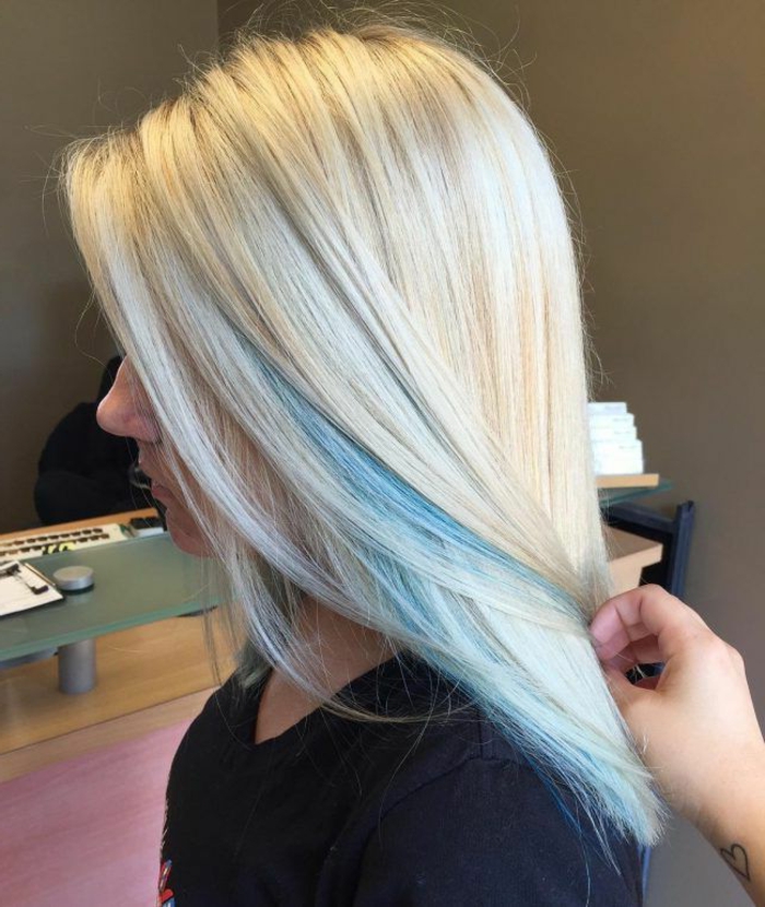 szőke haja kék szálakkal, hosszú és egyenes hajjal, remek ötletek a frizurákra