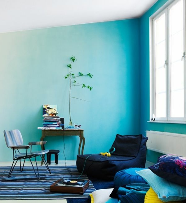 малка стая с кресло със сини стени, килим
