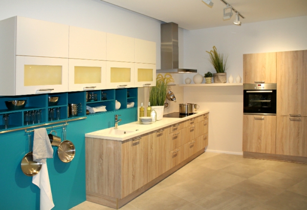 لوحات الحائط الأزرق مقابل المطبخ مع قطع الأثاث الخشبية
