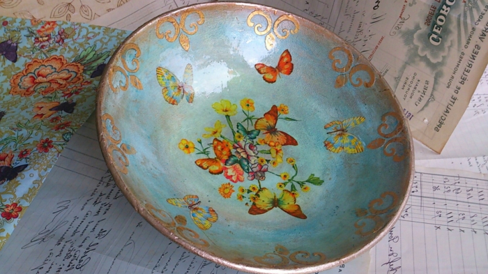 kék tányér szalvéta kis pillangókkal - ötlet a szalvéta technikához