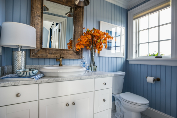Kék fürdőszoba belső gyönyörű narancssárga virágok