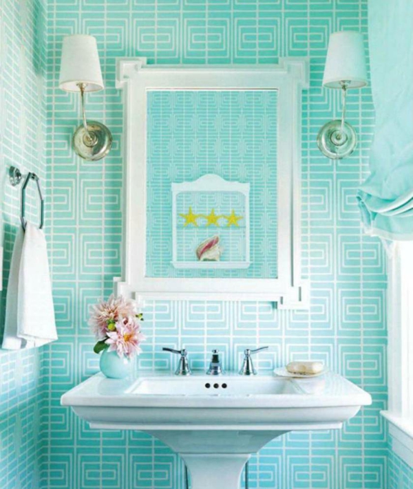 Kék fürdőszoba - türkiz árnyalatú tükör a falon