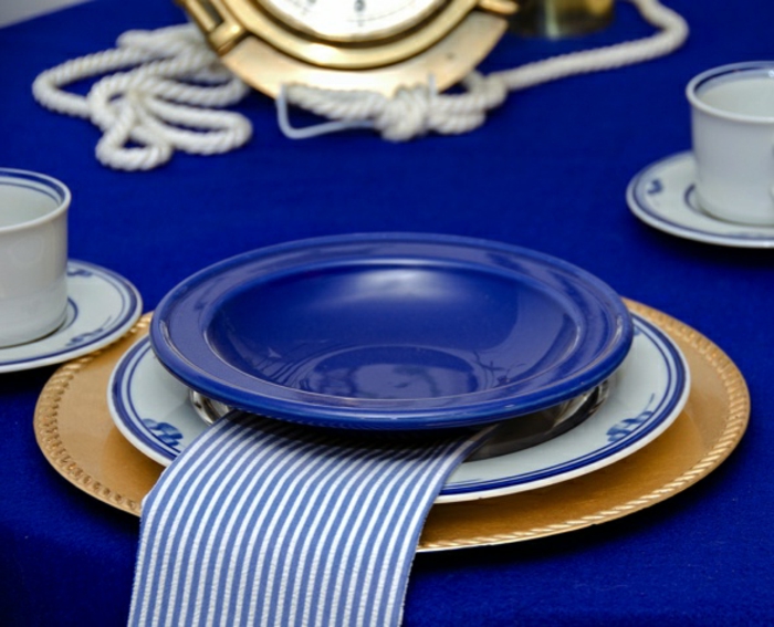 синя посуда интересна маса