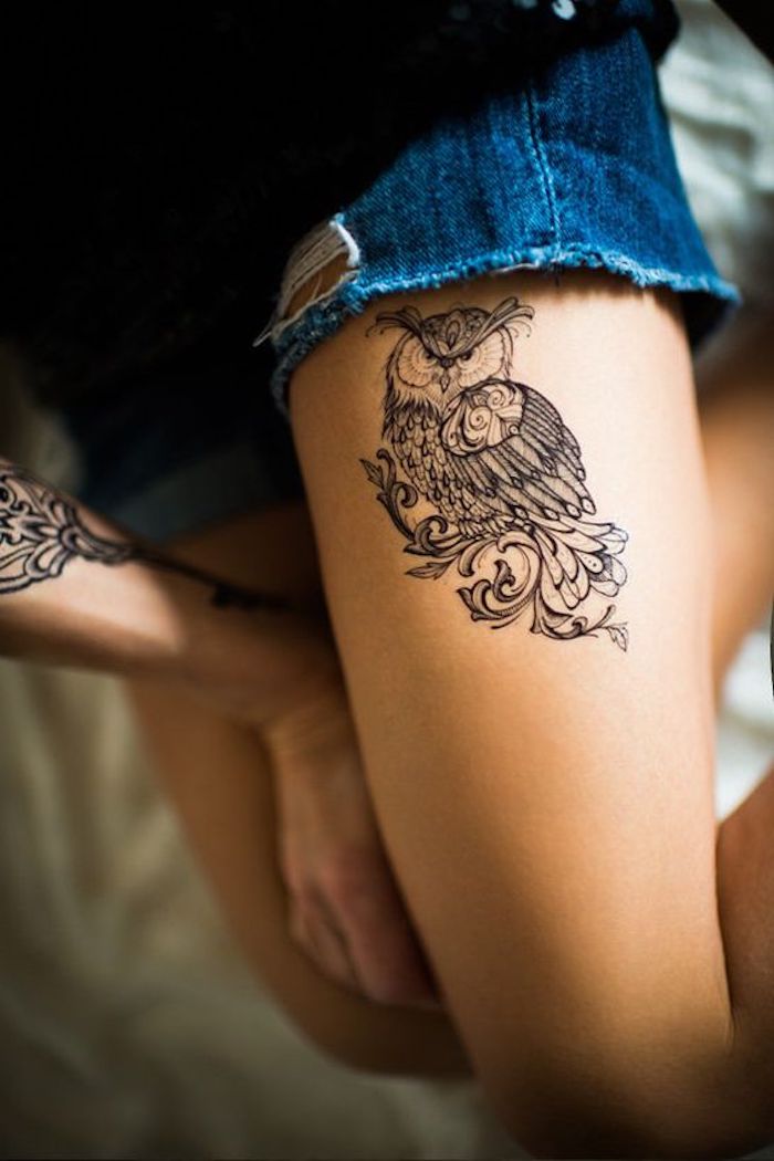 kaunis tatuointi, pöllö tatuointi mustalla ja harmaalla reidessä