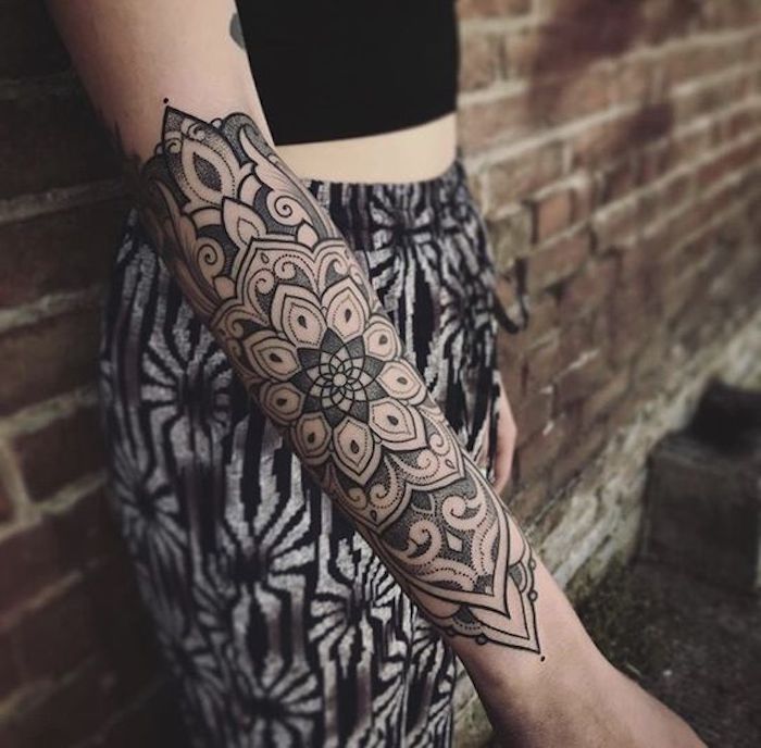 най-обичаните татуировки за жени, мандала татуировка на предмишницата
