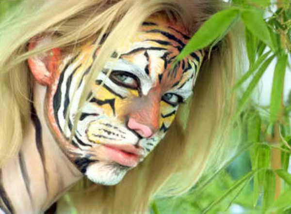 maquillaje rubio-mujer-con-un-cool-Tiger-