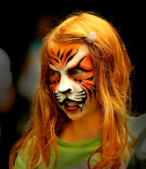 szőke lány-egy éves eredeti-tiger-make-up