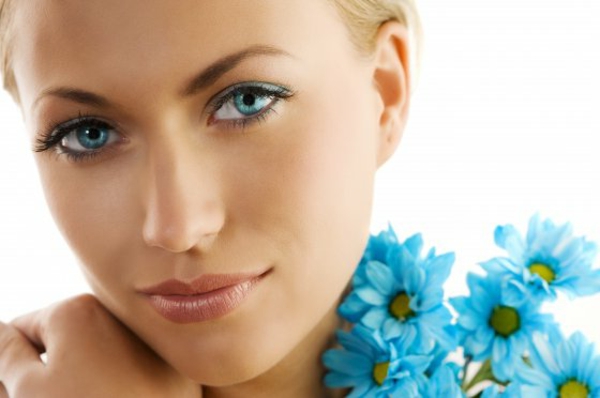 ماكياج العيون - خلفية بيضاء وزهور زرقاء
