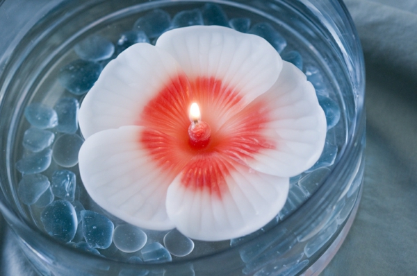 svijeća s bijelim cvijetom - ideja ukrasne svijeće