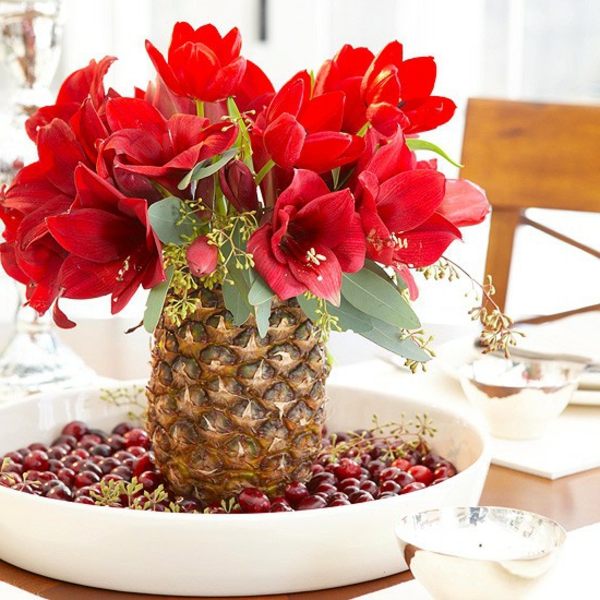 Usa una flor para decorar la mesa: una piña