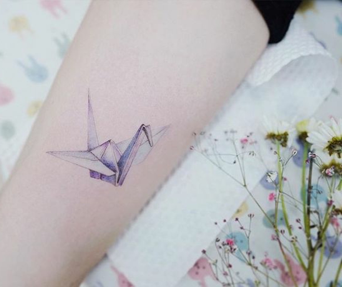 алчност е идея за татуировка оригами - летяща оригами птица - татуировка оригами върху ръката и цветята