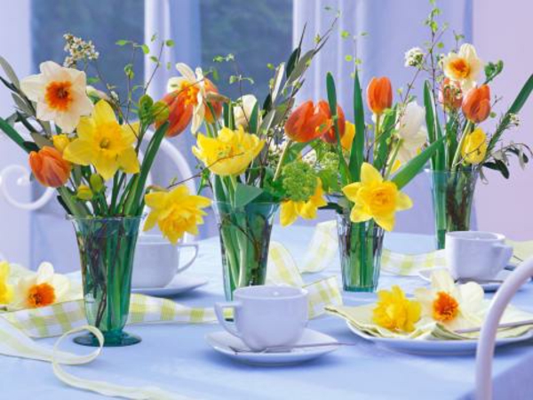 Ebédlő asztal díszítése vázákkal, virágokkal és kávéscsészékkel