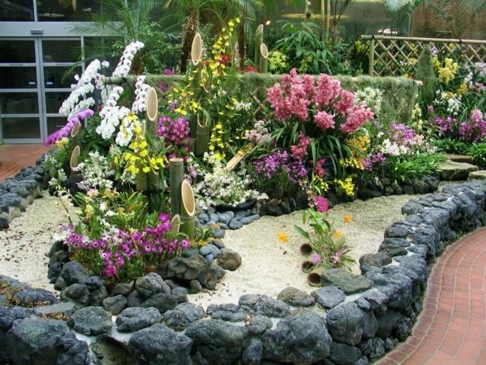 azulejos cama-con-piedras-make-óptico-separación-jardín-rojo-jardín de flores