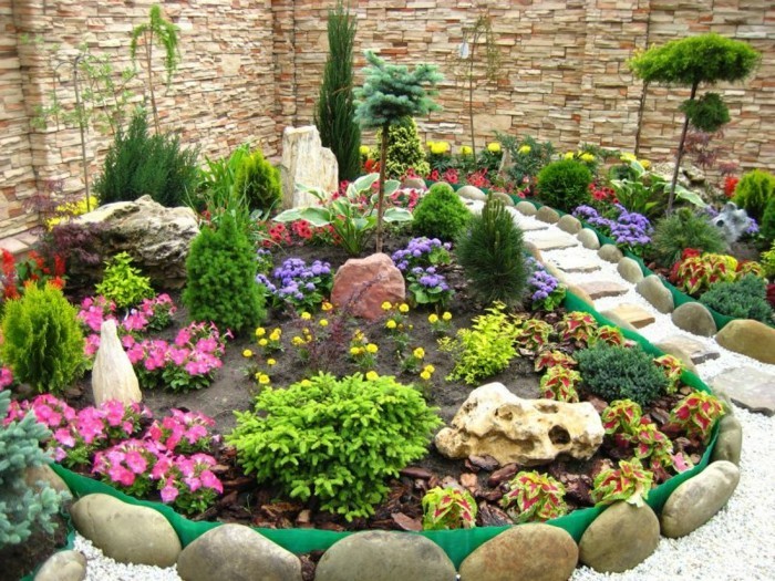 λουλούδι κρεβάτι-με-πέτρες-χαλίκι μονοπάτι-garden-λίγο-δέντρα-πεύκα-πέτρινο τοίχο