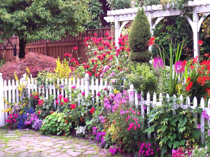 stvoriti zanimljiv cvjetnjak - bijela ograda