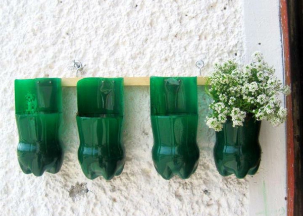 саксии за цветя - зелени бутилки - стени в бяло