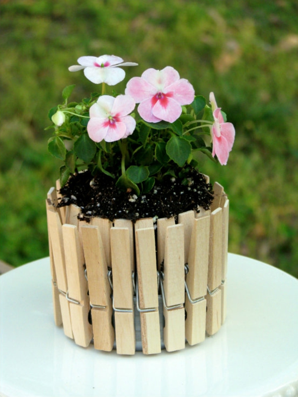 Flowerpot-from-clothes-clips-yourself-make, fleurs aux tons roses