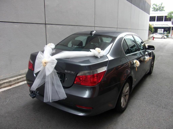 Una gran idea para una boda: un coche con un lazo blanco