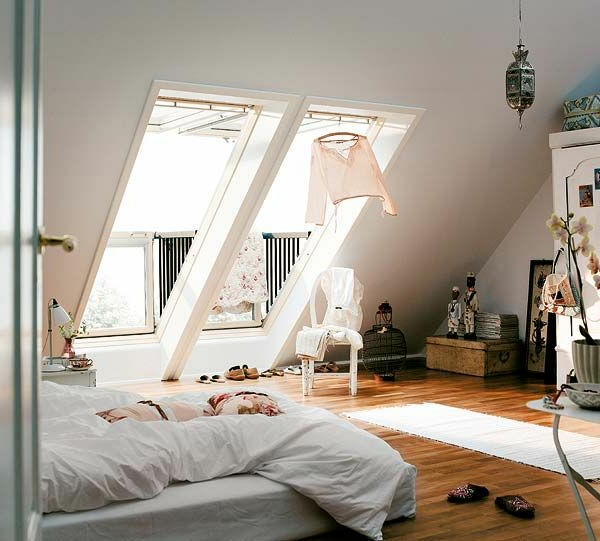 نافذة الطابق نموذج للاهتمام من غرف نوم في واحد في السقيفة