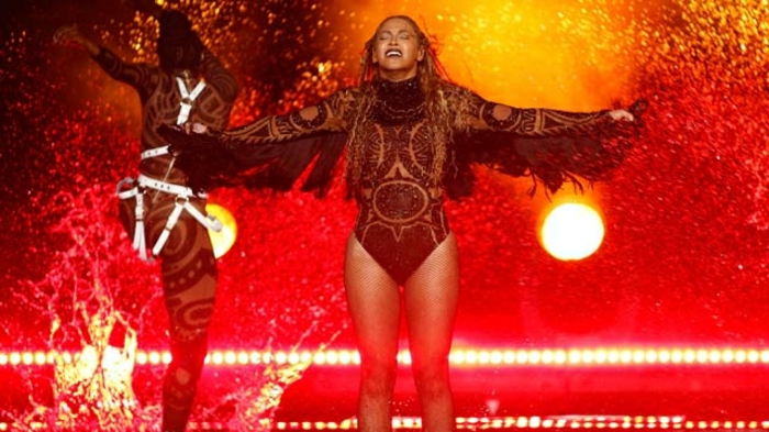 Coachella Mode Beyonce е поканена на шоуто и пее най-добрите си песни музикален фестивал