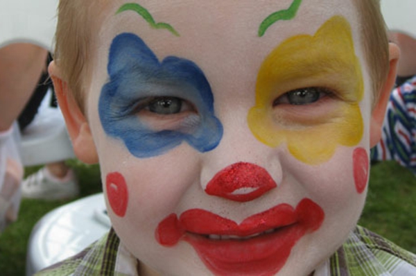 bohóc arc festmény - egy fiú úgy néz ki, vicces - fotó közelről