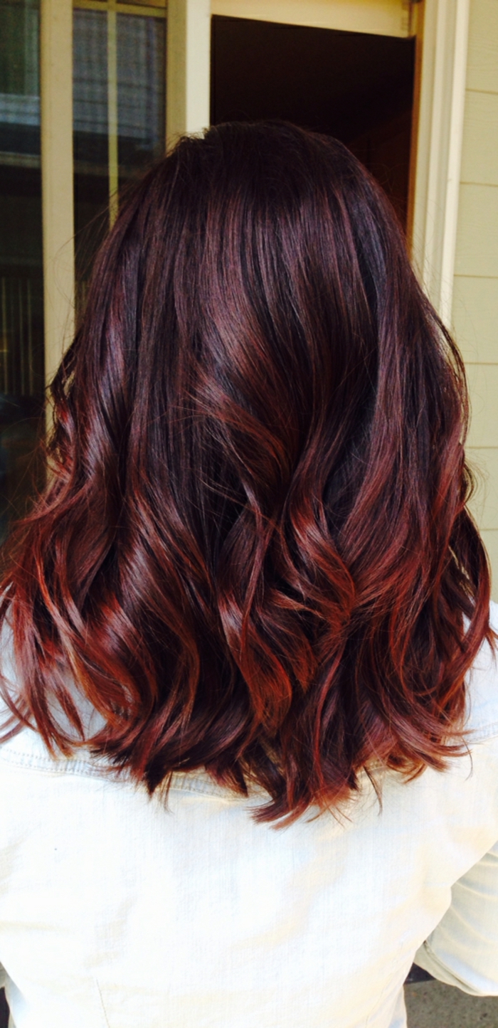Коса червена боя, различни червени, тъмно червена коса с къдрици, бяла риза