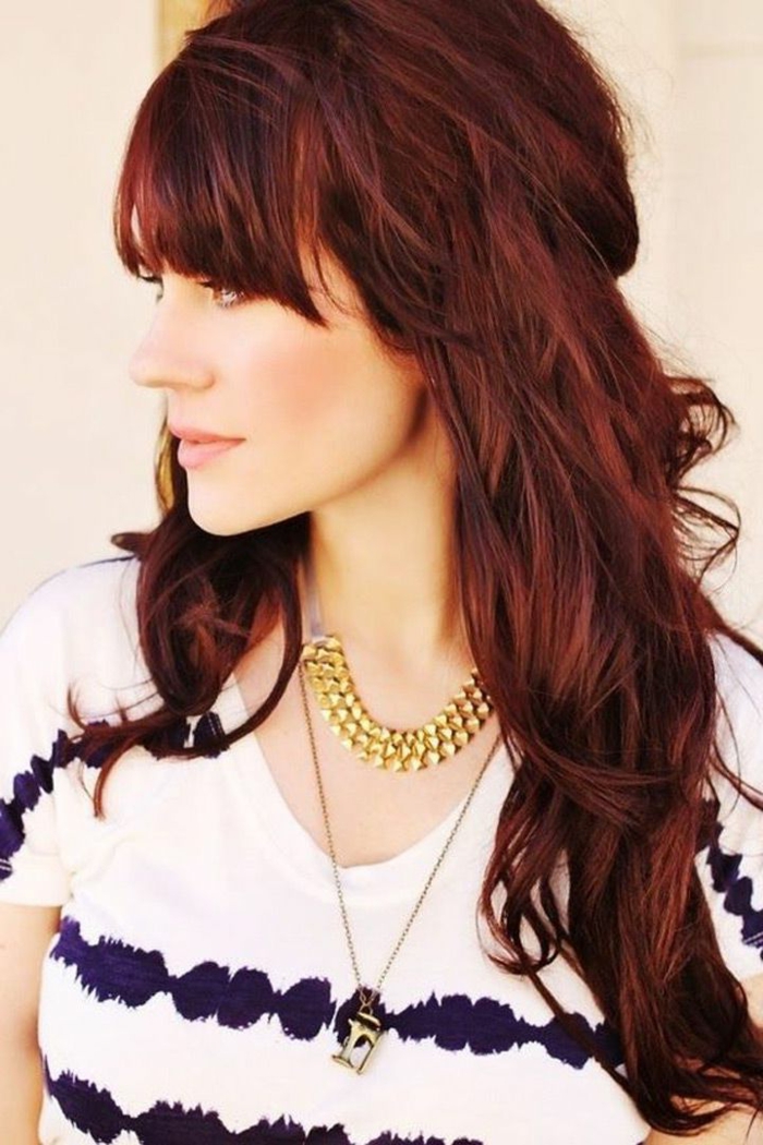 Боядисване на косата червена, дълга коса, с пони, златни вериги, бяла син фланелка