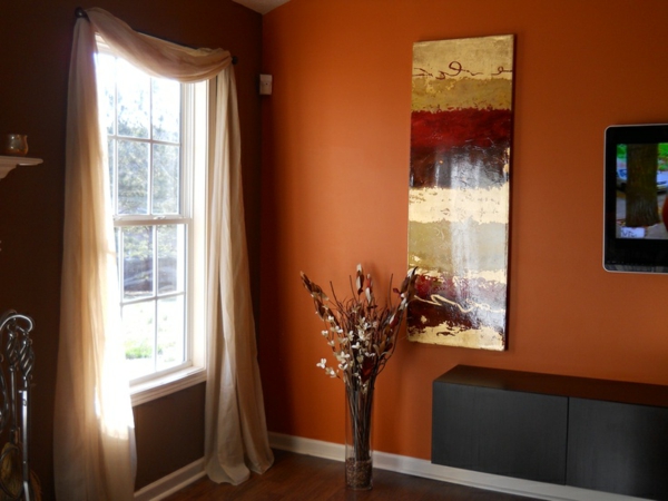 καφέ-τοίχο-χρώμα-στο-αίθριο-λουλούδια ως διακόσμηση και μεγάλο παράθυρο με κουρτίνες σε μπεζ