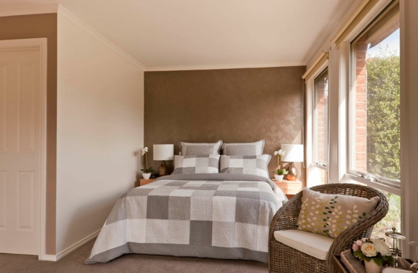 براون-جدار-الطلاء-مع-معدن-تأثير في غرفة النوم الجميلة