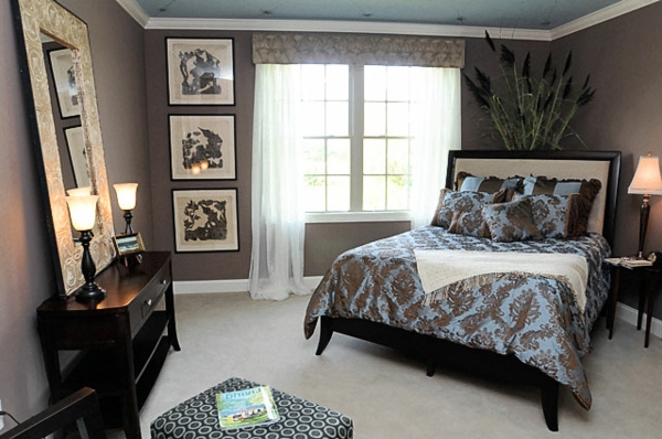 кафяво-стена-боя-супер-дизайн-елегантна легла и дървени снимки на стената