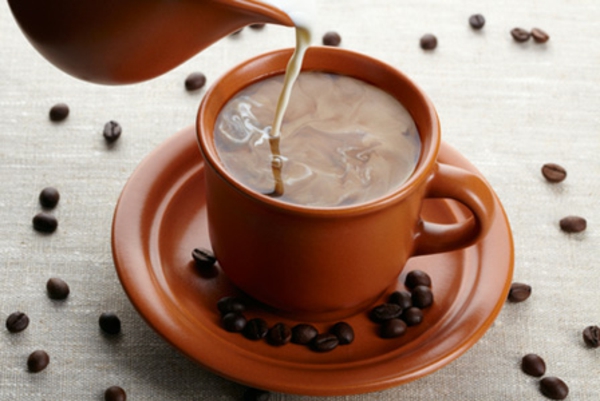 barna csésze kávé-és kávészemek